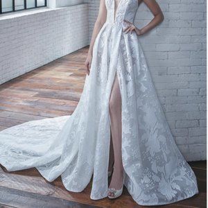 Brand new, no alternations wedding dress